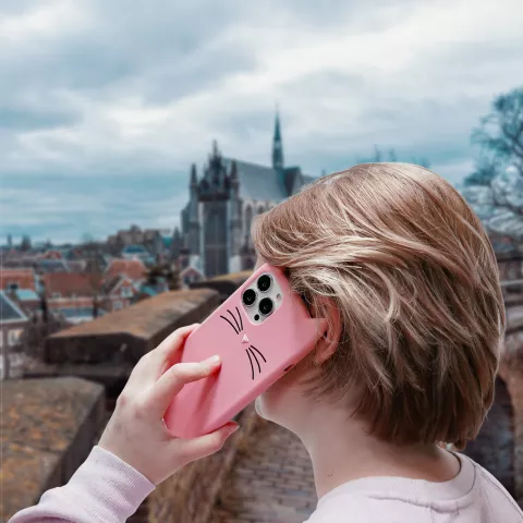 Schattige kat siliconen hoesje geschikt voor iPhone 16 Pro - roze